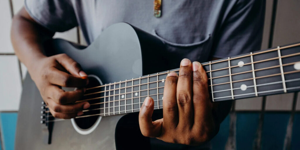 Zbliżenie na gitarę Martin podczas gry.